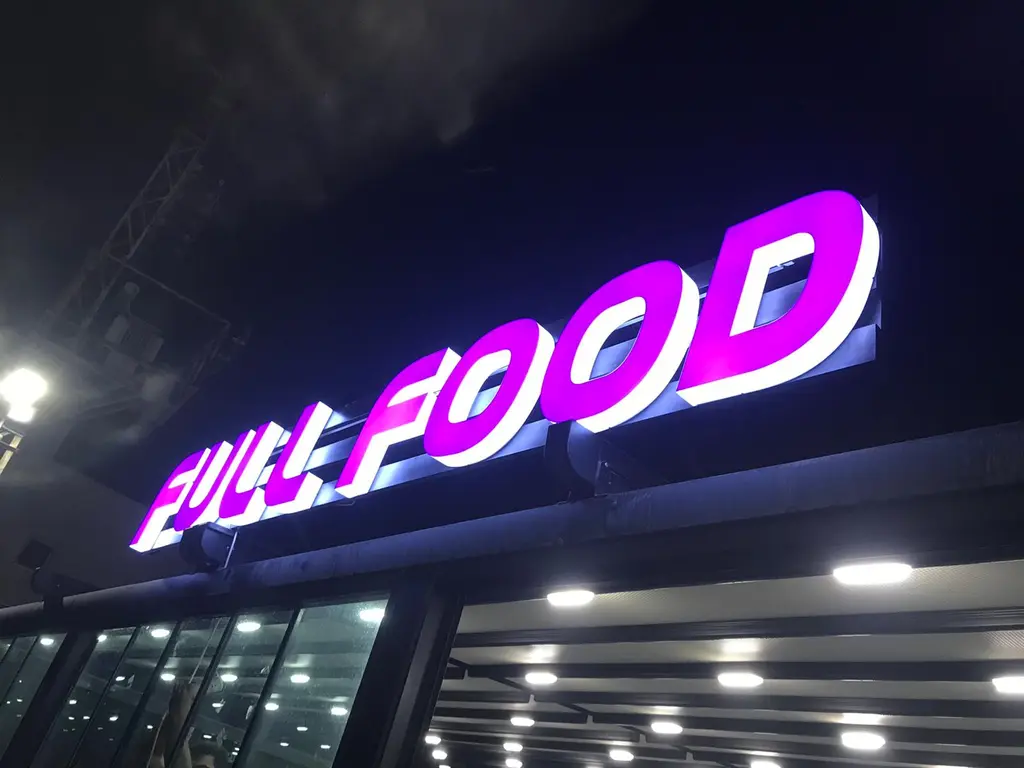 Işıklı kutu harf cephe tabelası, gece görünüm