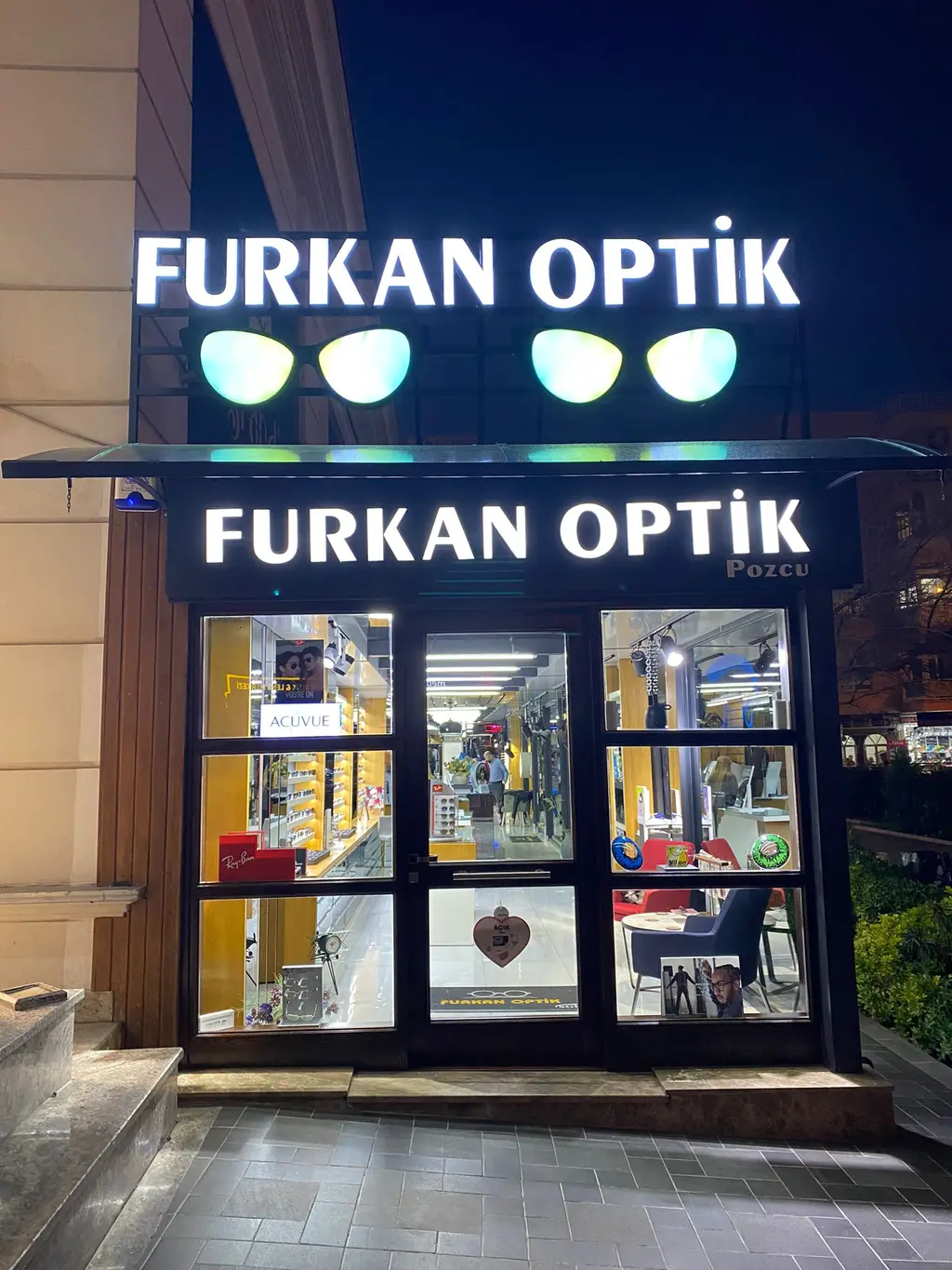 Işıklı kutu harf tabela ve üç boyutlu figür uygulaması, gece görünüm