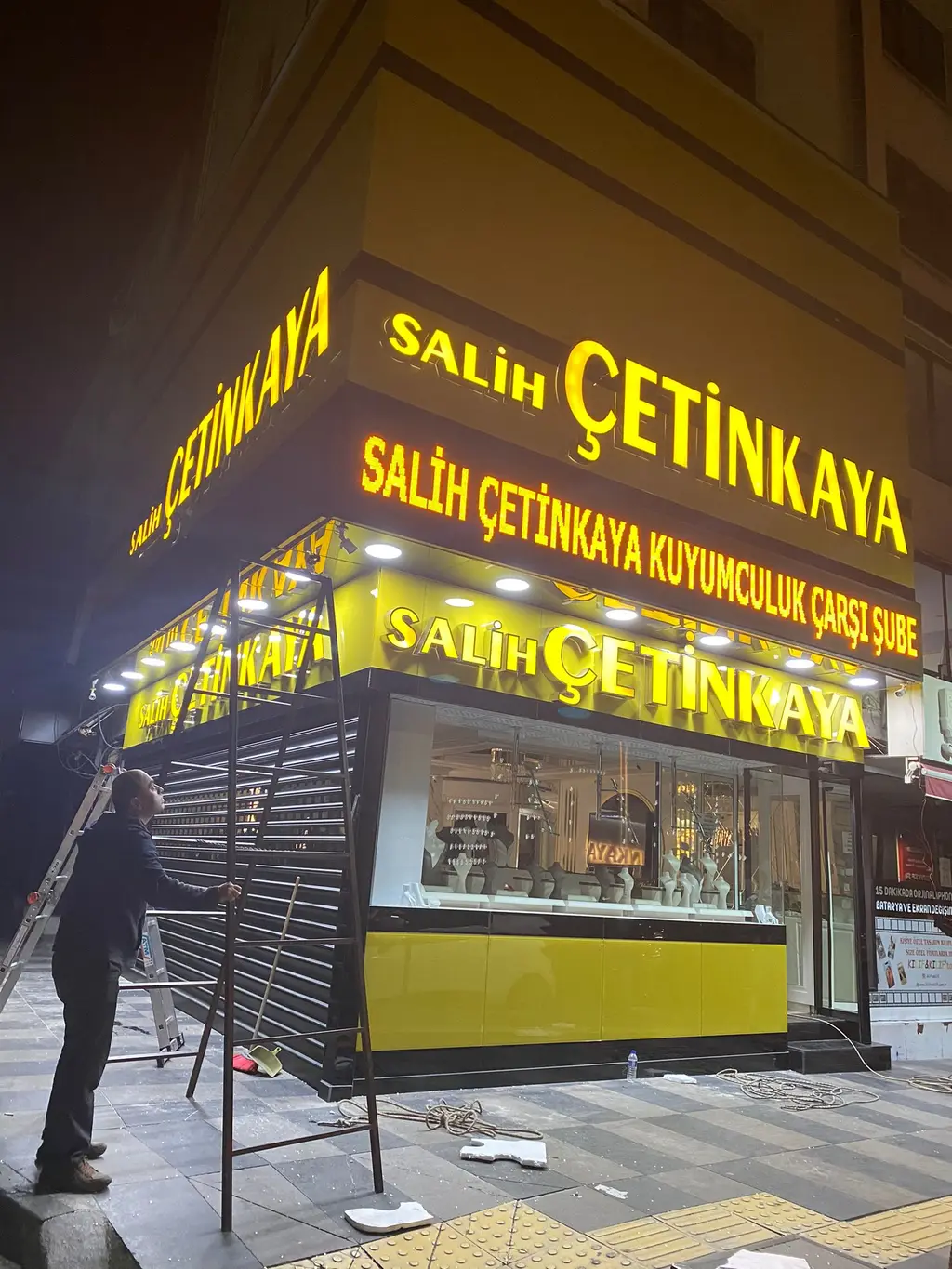 Işıklı kutu harf ve LED kayan yazı tabelası, gece görünüm